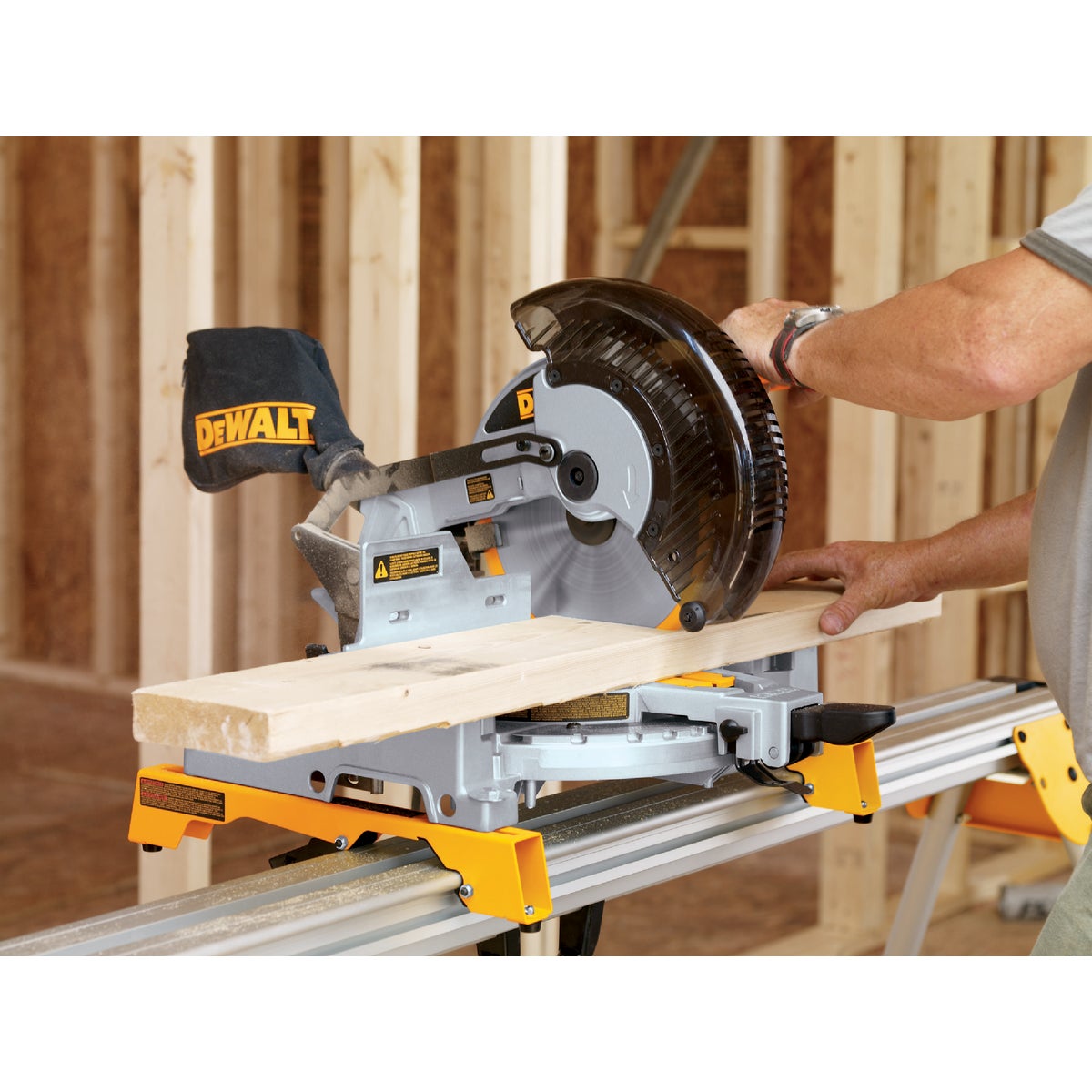 DeWalt 10 In. 15A Compound Miter Saw